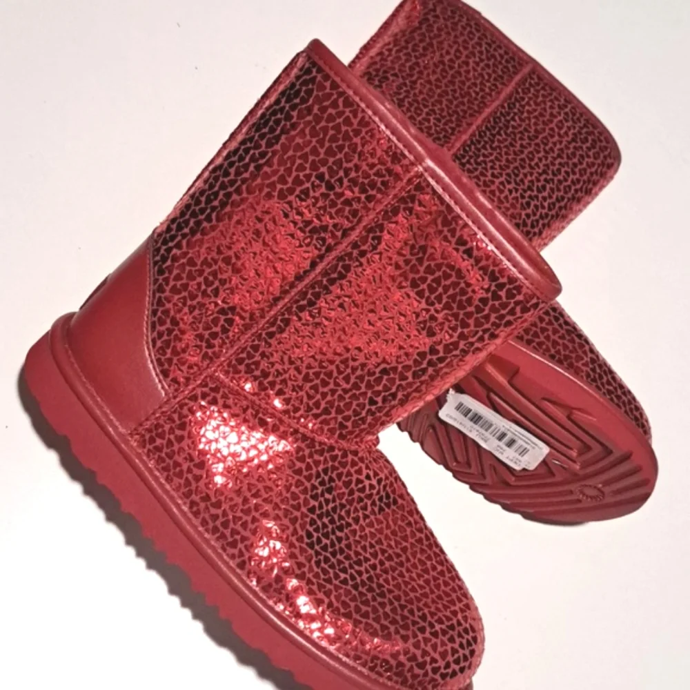 UGG Girls' Classic II Gel Hearts Boots (Youth)